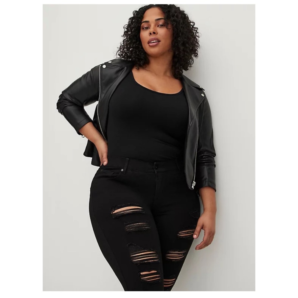 Bombshell Skinny Jeans in black stretchy material by Torrid. Brand new!